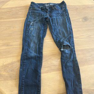 BASICALLY NEW - AE RIPPED JEANS, SIZE 4 REG